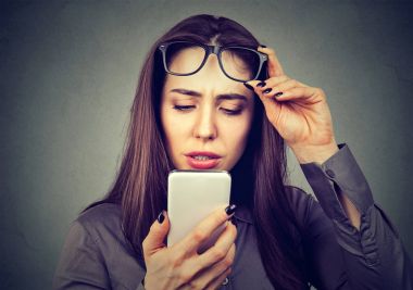 Cep telefonu görmek sorun yaşıyorsanız gözlüklü kadın vizyon sorunları var.