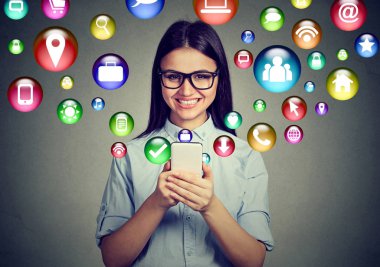 Smartphone uygulama ile kullanan kadın ekran dışarı uçan simgeleri simgeleri 