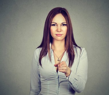 Sana ciddi kadın işaret parmağı