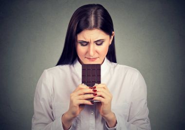 üzgün kadın diyet kısıtlamaları tatlılar çikolata bar özlem yorgun