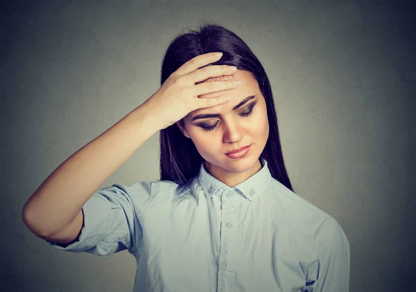 Jonge vrouw met een bezorgd gezicht expressie gestrest — Stockfoto