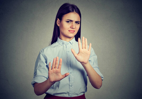 Расстроенная женщина отталкивает что-то руками остановите жест
  