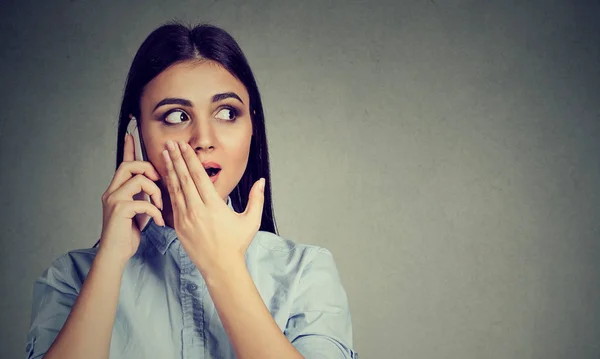 Erstaunte geschockte Frau telefoniert — Stockfoto