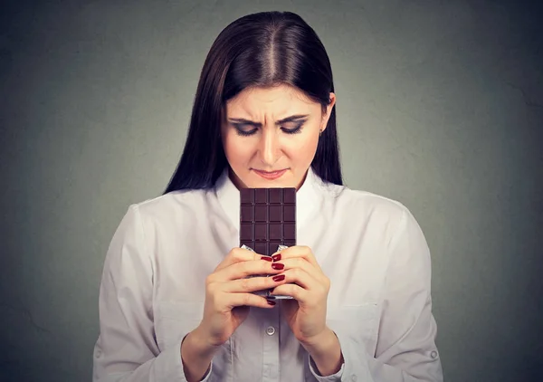 Szomorú nő fáradt-ból vágy édesség csokoládé, bár étrend korlátozások — Stock Fotó