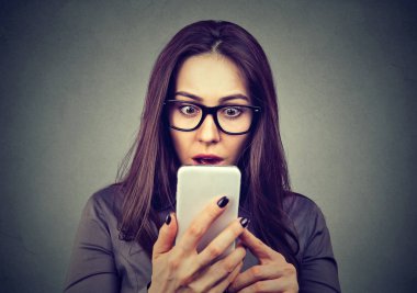 cep telefonu görünümlü şok kadın