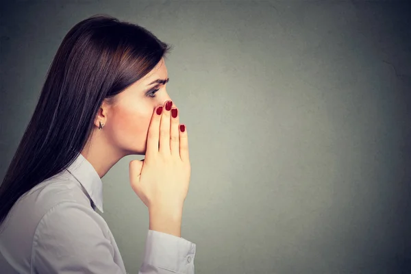 Retrato de una mujer susurrando un chisme — Foto de Stock