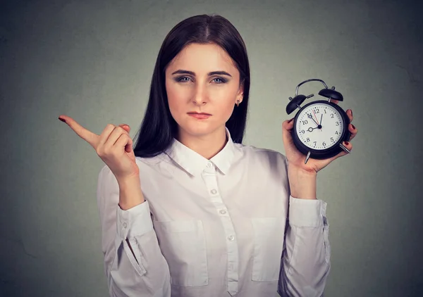 Strenge vrouw met wekker — Stockfoto