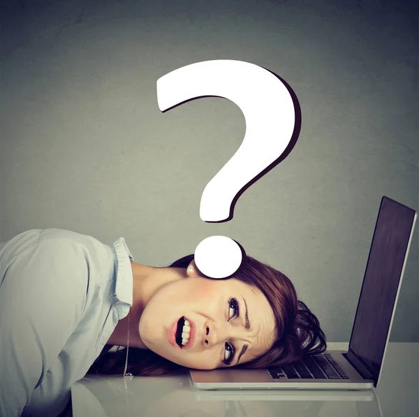 Mujer estresada descansando cabeza en el ordenador portátil bajo presión de los problemas de empleo —  Fotos de Stock
