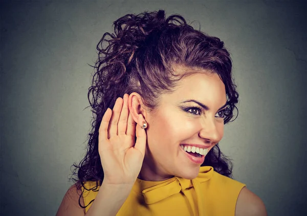 Vrouw met de hand in de buurt van ear aandachtig luisteren en glimlachen — Stockfoto