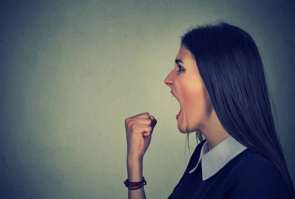 Retrato irritado jovem mulher gritando — Fotografia de Stock