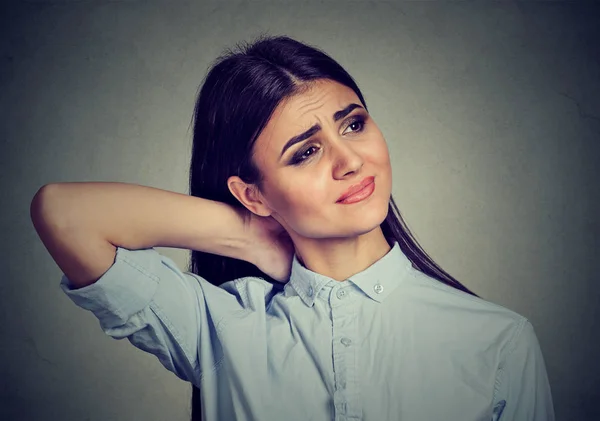 Enfermedad de espalda y columna vertebral. Mujer masajeando doloroso cuello — Foto de Stock