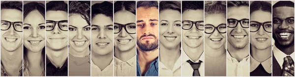 Mosolygó arcok. Boldog csoport a soknemzetiségű emberek-férfiak és nők — Stock Fotó