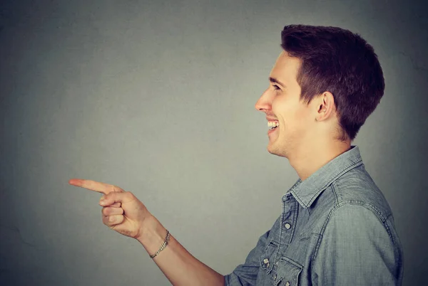 Perfil lateral de un hombre riendo — Foto de Stock