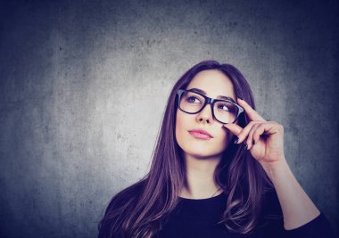 genç bir kadın arıyorum düşünüyorum 