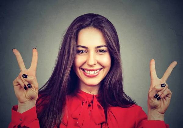 Leende kvinna visar fred hand tecken med båda händerna — Stockfoto