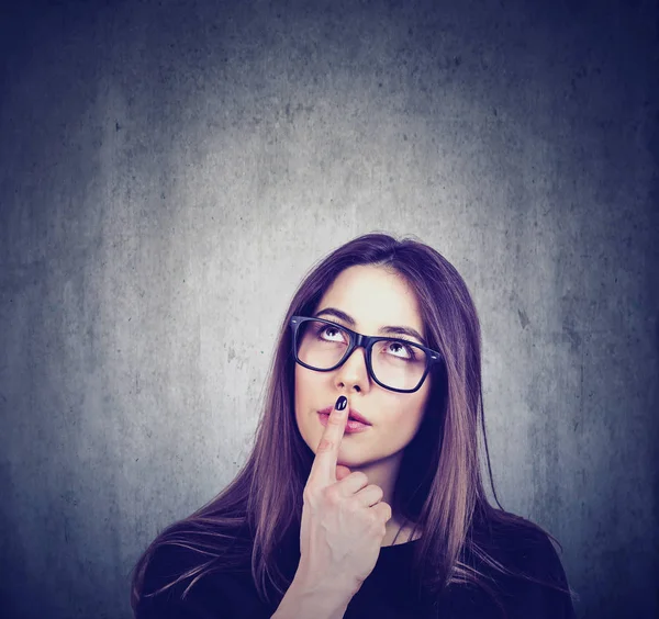 Jonge vrouw denken opzoeken — Stockfoto