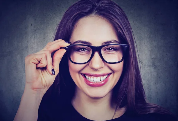 Retrato de uma mulher sorridente em óculos — Fotografia de Stock