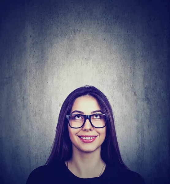 Atractiva joven morena pensativa mujer sonriendo mirando hacia arriba — Foto de Stock