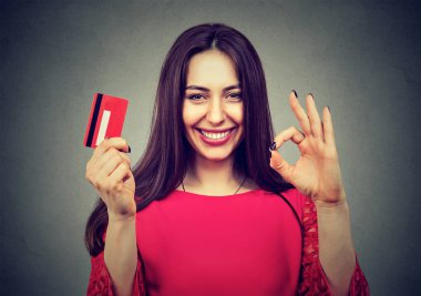 mutlu kredi kartı ok el işareti hareketi veren kadınla 