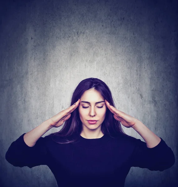 Stressad orolig kvinna med huvudvärk — Stockfoto
