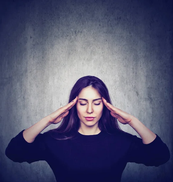 Donna ansiosa stressata con mal di testa — Foto Stock