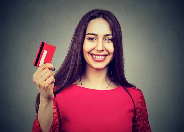 Šťastná žena s kreditní kartou — Stock fotografie