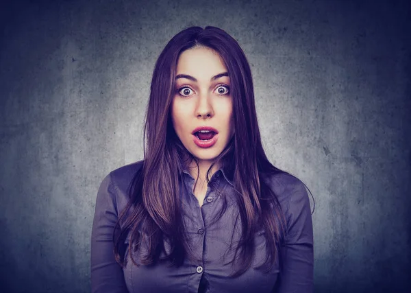 Retrato de una chica conmocionada —  Fotos de Stock