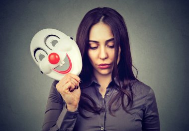 Üzgün palyaço maskesi kadınla 