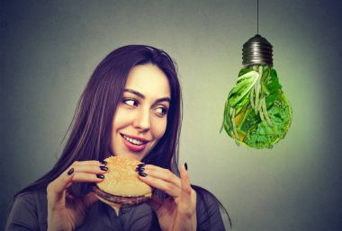 Hamburger düşünme alternatif diyet seçenek kadınla 