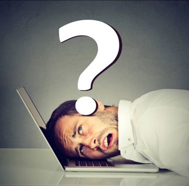 Stres altında adam üstünde laptop sorunları baskısı altında baş dinlenme sorular vardır 