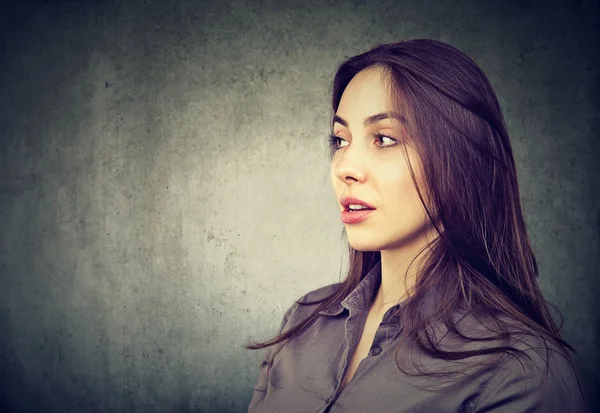 Profilo laterale di bella donna — Foto Stock