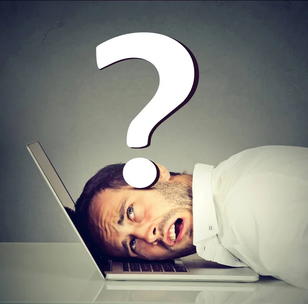 Stressad man vilar huvudet på laptop under trycket av problem har frågor — Stockfoto
