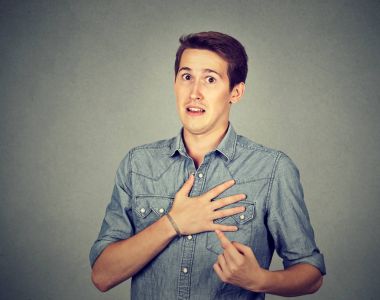işaret eden adam kendisi de bana mı?