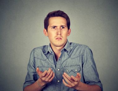 şaşkın adam ne yapacağını bilmiyor 