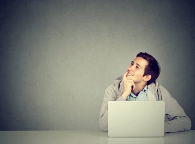 ofiste, hayal kurmayı, gülümseyen laptop ile masa başında oturan adam