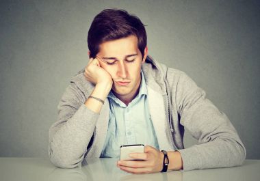 Onun akıllı telefon kullanan sıkılmış adam 