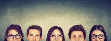 Düşünceli bir grup insan ararken 