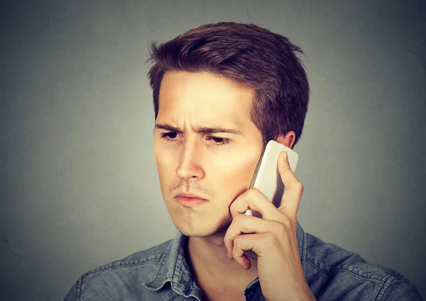 Serious molesto hombre tener teléfono móvil conversación — Foto de Stock