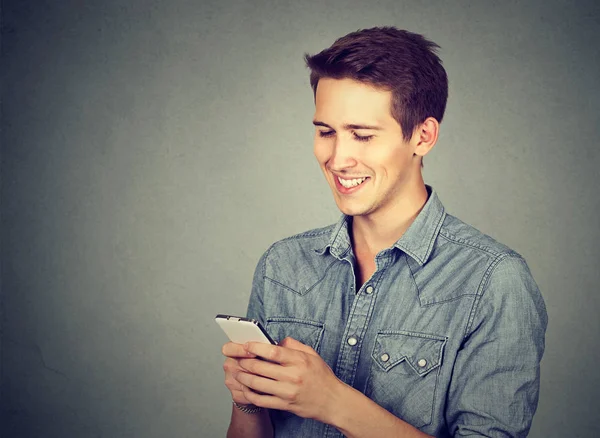 Счастливый человек с помощью мобильного телефона — стоковое фото