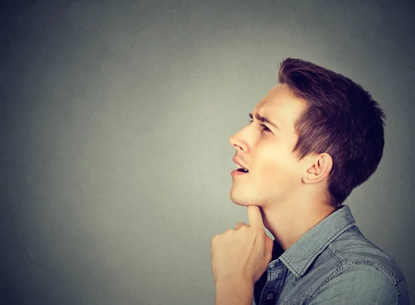 Nachdenklicher Mann, der an der Wand steht — Stockfoto