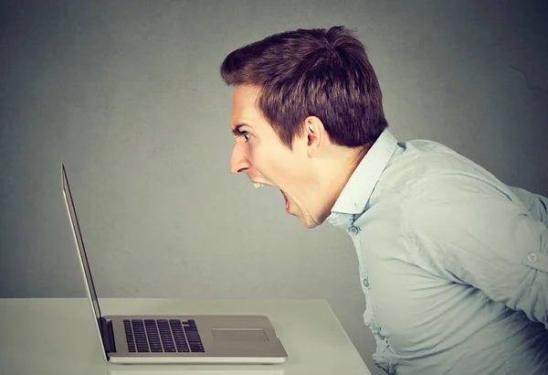 Boze man aan het werk op de laptop — Stockfoto