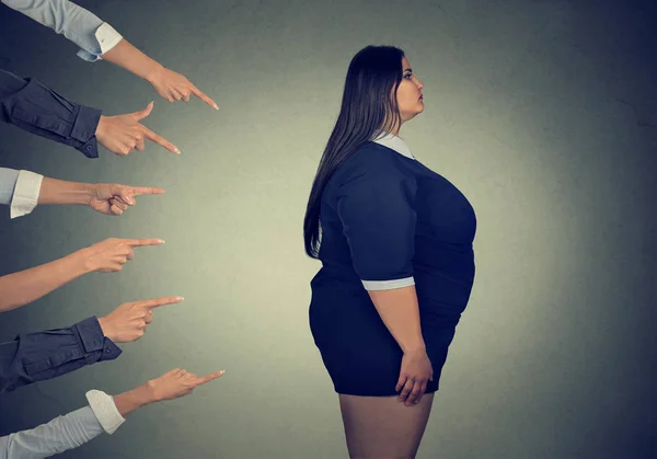 Många fingrar pekar på fet kvinna — Stockfoto