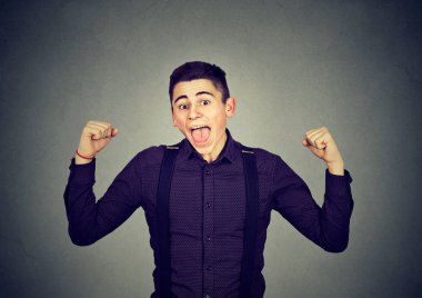 Kazanan, yumruk pompalama başarılı adam