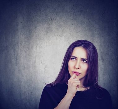blackboard arka plan üzerinde dalgın düşünceli kadın 