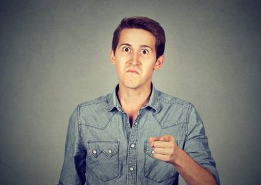 kızgın adam birisi suçlayarak onun parmak işaret 