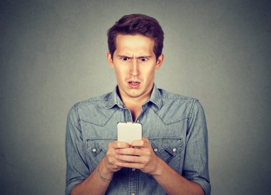 Şok adam cep telefonu kontrol