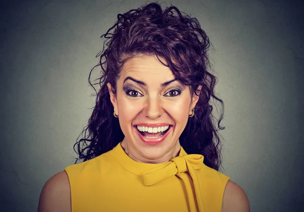 Retrato de uma bela mulher rindo olhando para a câmera — Fotografia de Stock