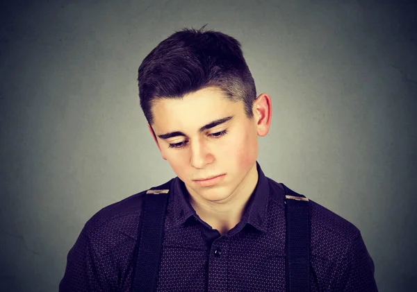 Portret van een trieste man neer te kijken — Stockfoto