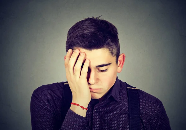 Retrato de un hombre triste mirando hacia abajo —  Fotos de Stock