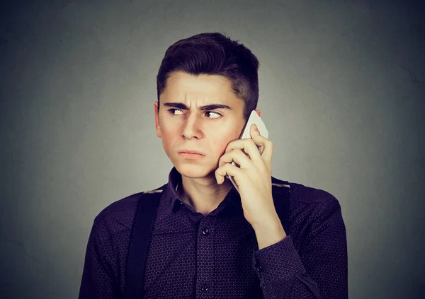 Hombre frustrado por alguien escuchando en el teléfono móvil —  Fotos de Stock